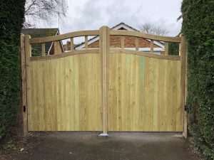 Double curved Chelsea softwood gate